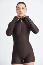 macaquinho hera cacau, peça única versátil em marrom cacau com design minimalista e confortável