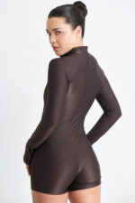 macaquinho hera cacau, peça única versátil em marrom cacau com design minimalista e confortável