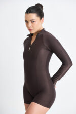 macaquinho hera cacau, peça única versátil em marrom cacau com design minimalista e confortável