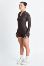 macaquinho hera cacau, peça única versátil em marrom cacau com design minimalista e confortável