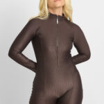 macaquinho hera cacau, peça única versátil em marrom cacau com design minimalista e confortável