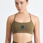 Top Axy Soft Savana: Top esportivo e leggings na cor savana, ideal para exercícios.