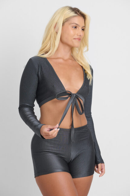 Top Mysh Chumbo: Conjunto cinza de cropped manga longa com amarração e shorts combinando.